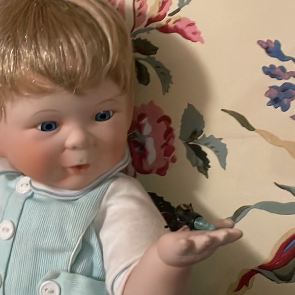 AstonDrake porcelain doll with lighting bug, batteries included, no certificate - Picture 11 of 15